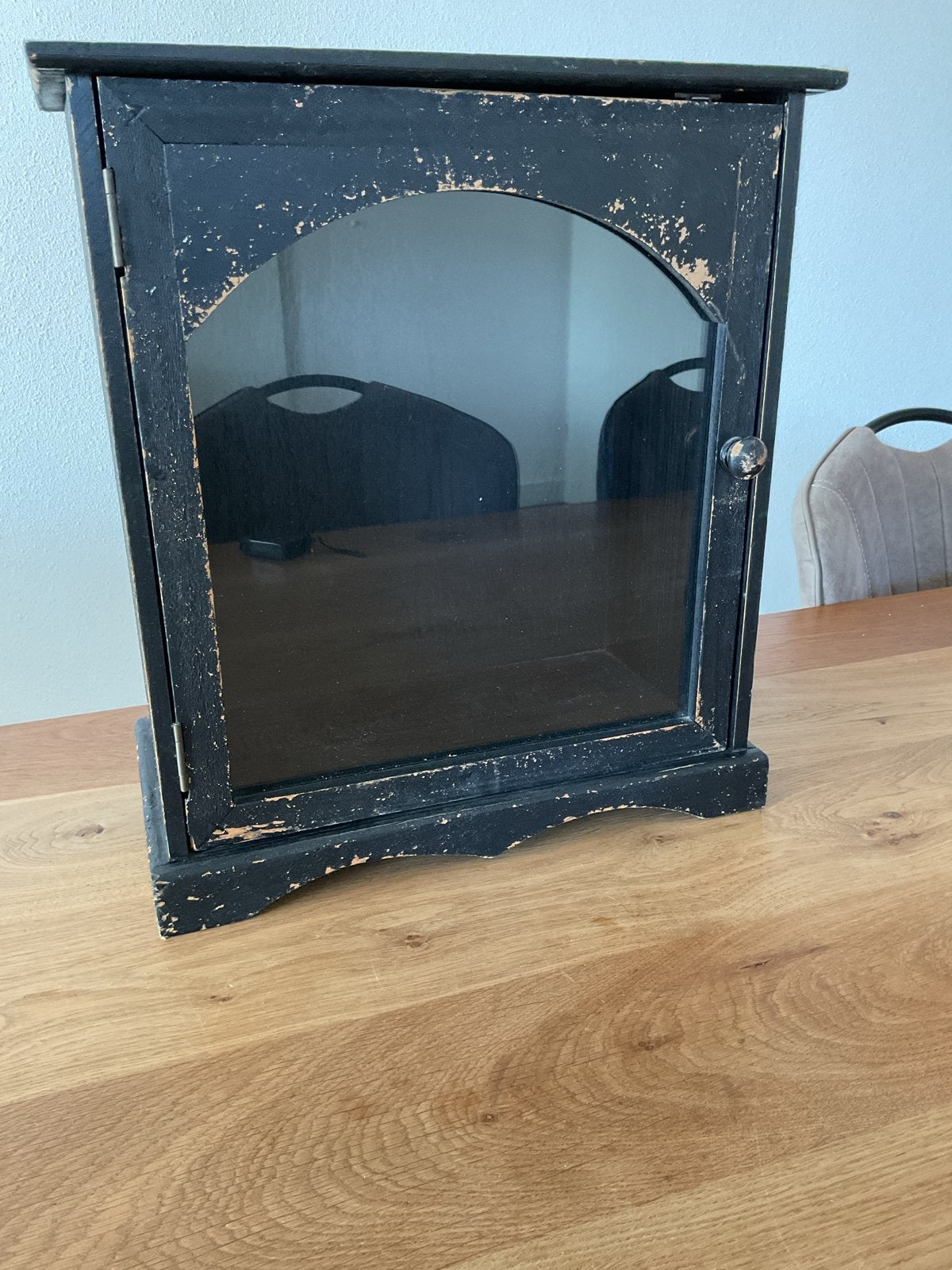 Vintage zwart houten kastje met glazen deur, Huis en Inrichting, Kasten | Overige, Ophalen of Verzenden, Gebruikt