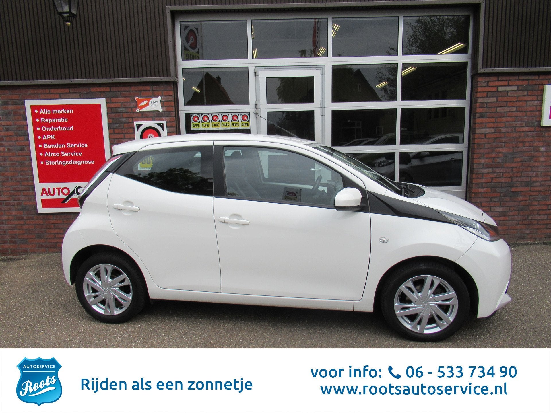 Toyota Aygo 1.0 VVT-i x-wave - Automaat- lichtmetalen velgen, Auto's, Gebruikt, Euro 6, 4 stoelen, Wit