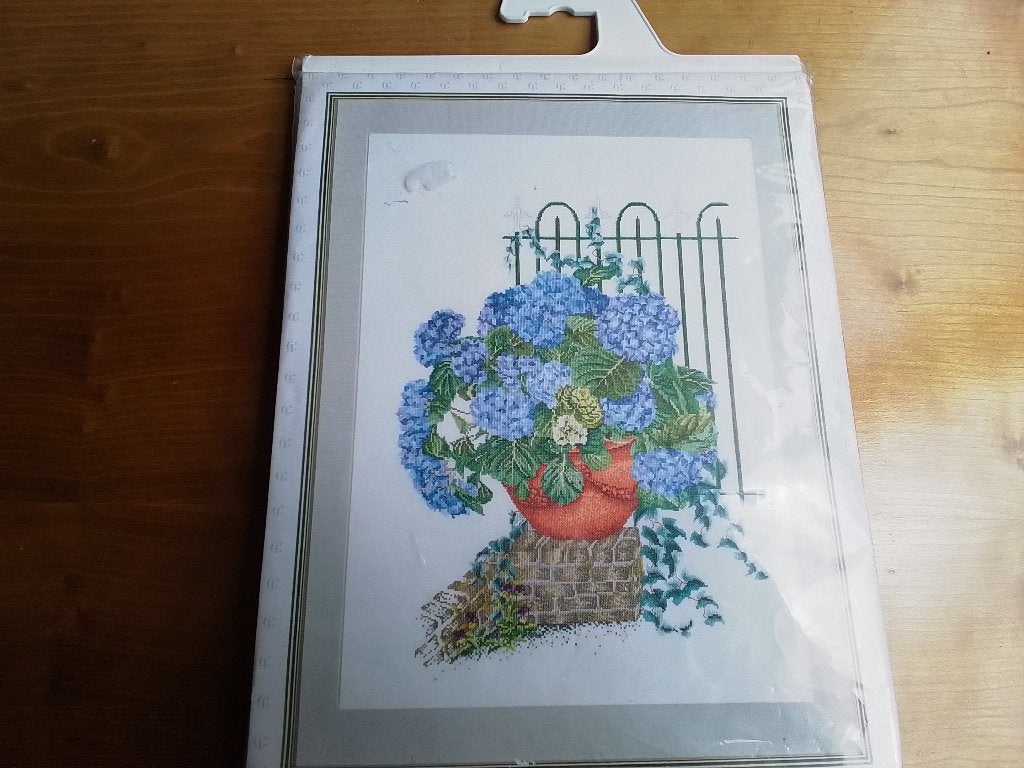 Thea Gouverneur borduurpakket "Hortensia", Ophalen of Verzenden, Gebruikt, Borduurpakket