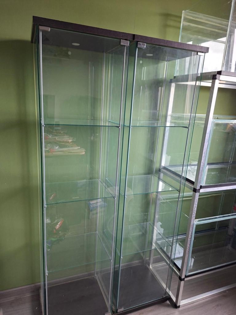 2x ikea vitrinekast donkerbruin/zwart, Huis en Inrichting, Kasten | Vitrinekasten, Glas, 150 tot 200 cm, 25 tot 50 cm, Gebruikt