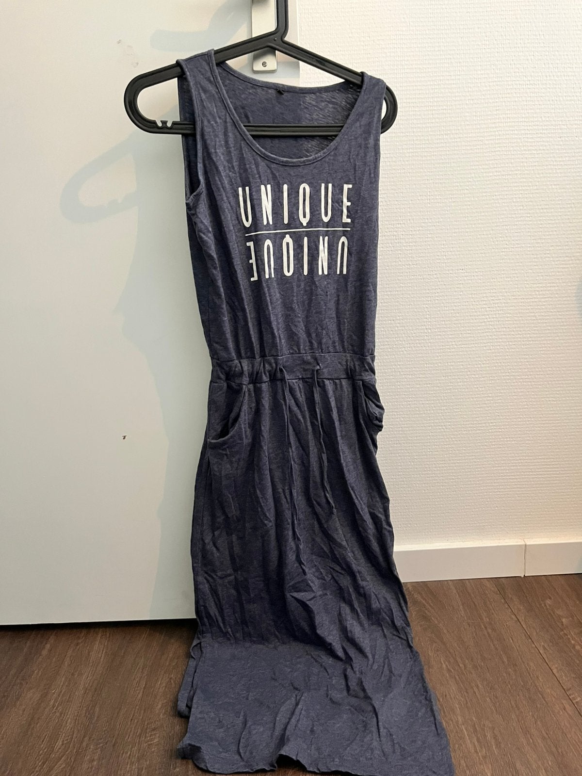 Blauw mouwloze jurk met zakken en tekst Unique, maat S, Blauw, Ophalen of Verzenden, Zo goed als nieuw, Maat 36 (S)