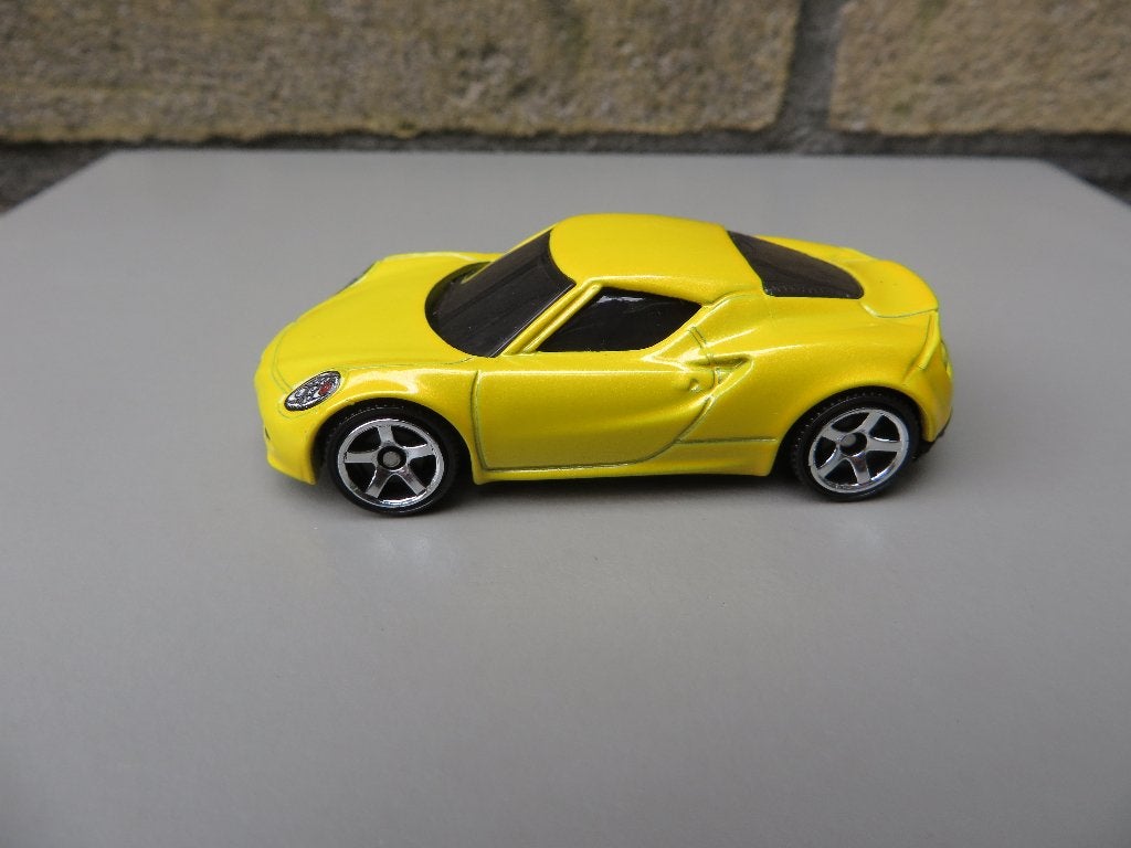 Matchbox Alfa Romeo 4C geel, Hobby en Vrije tijd, Ophalen of Verzenden, Nieuw, Auto