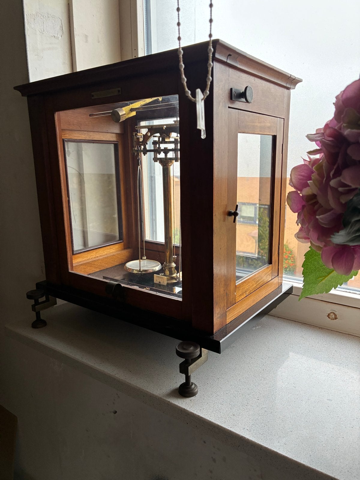 Antieke apothekersweegschaal in houten vitrine, Antiek en Kunst, Ophalen of Verzenden
