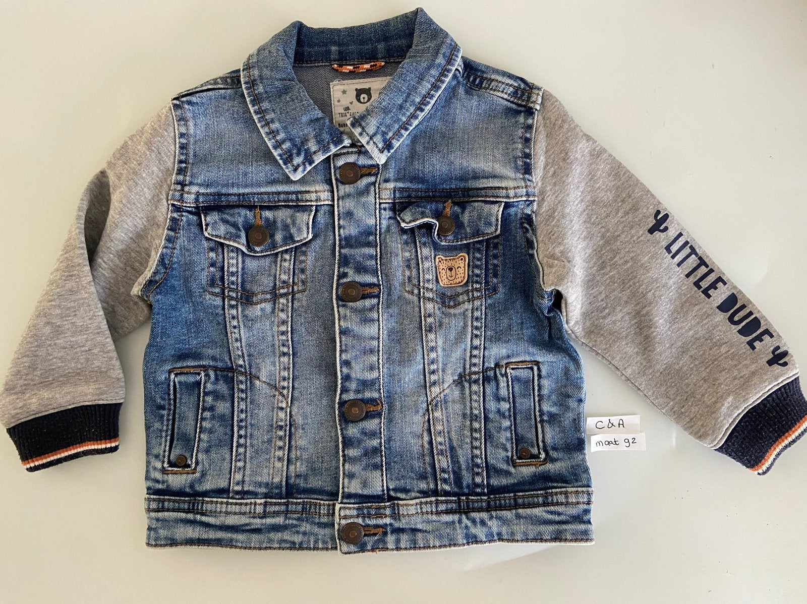 C&A spijkerjasje met sweatmouwen maat 92, Kinderen en Baby's, Ophalen, Zo goed als nieuw, Jongen, Jas