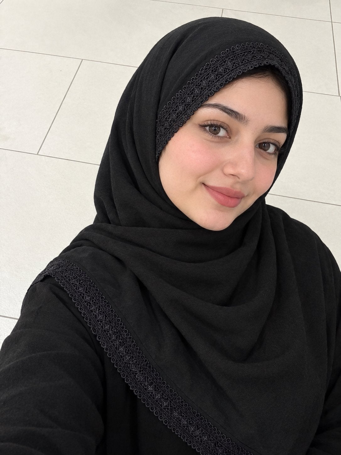 Zwarte Hijab met Sierlijke Rand - Elegant en Comfortabel, Kleding | Dames, Ophalen of Verzenden, Zo goed als nieuw