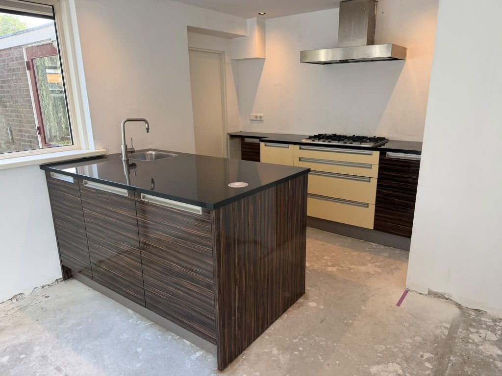 Gebruikte Keuken, zwart Kwartscomposiet blad & Apparatuur, Ophalen, Gebruikt, Zwart, Composiet