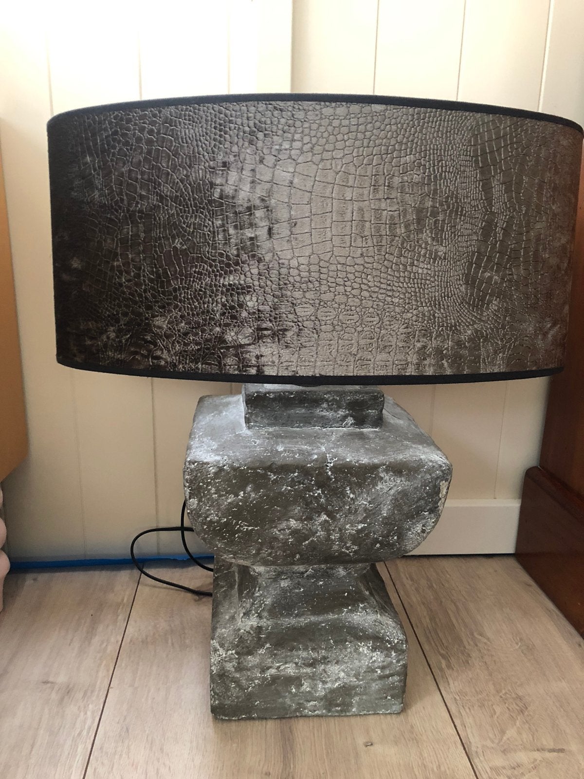 Landelijke sober lamp met betonnen voet - ruilen?, Met schakelaar, Ophalen of Verzenden, Zo goed als nieuw, Grijs