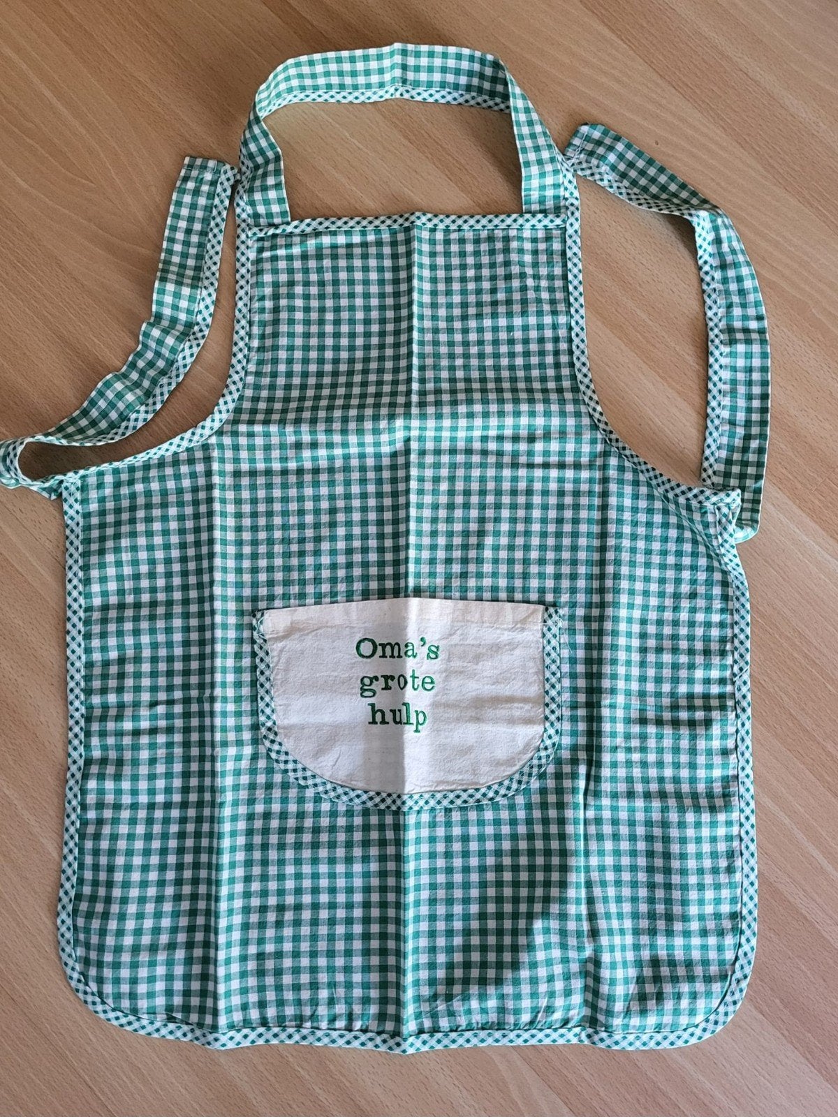 Leuke groen geruite kinderschort met tekst Oma's grote hulp, Ophalen, Zo goed als nieuw