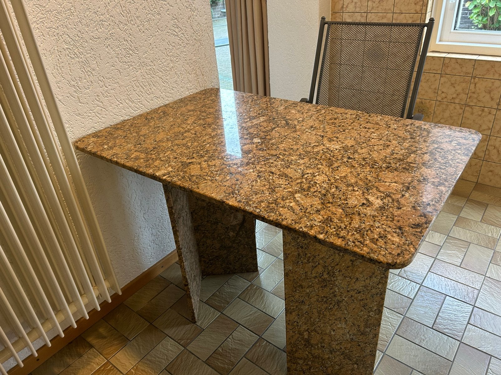 Robuuste granieten tafel - voor binnen of buiten, Huis en Inrichting, Ophalen, Overige materialen, 100 tot 150 cm, Tot twee personen