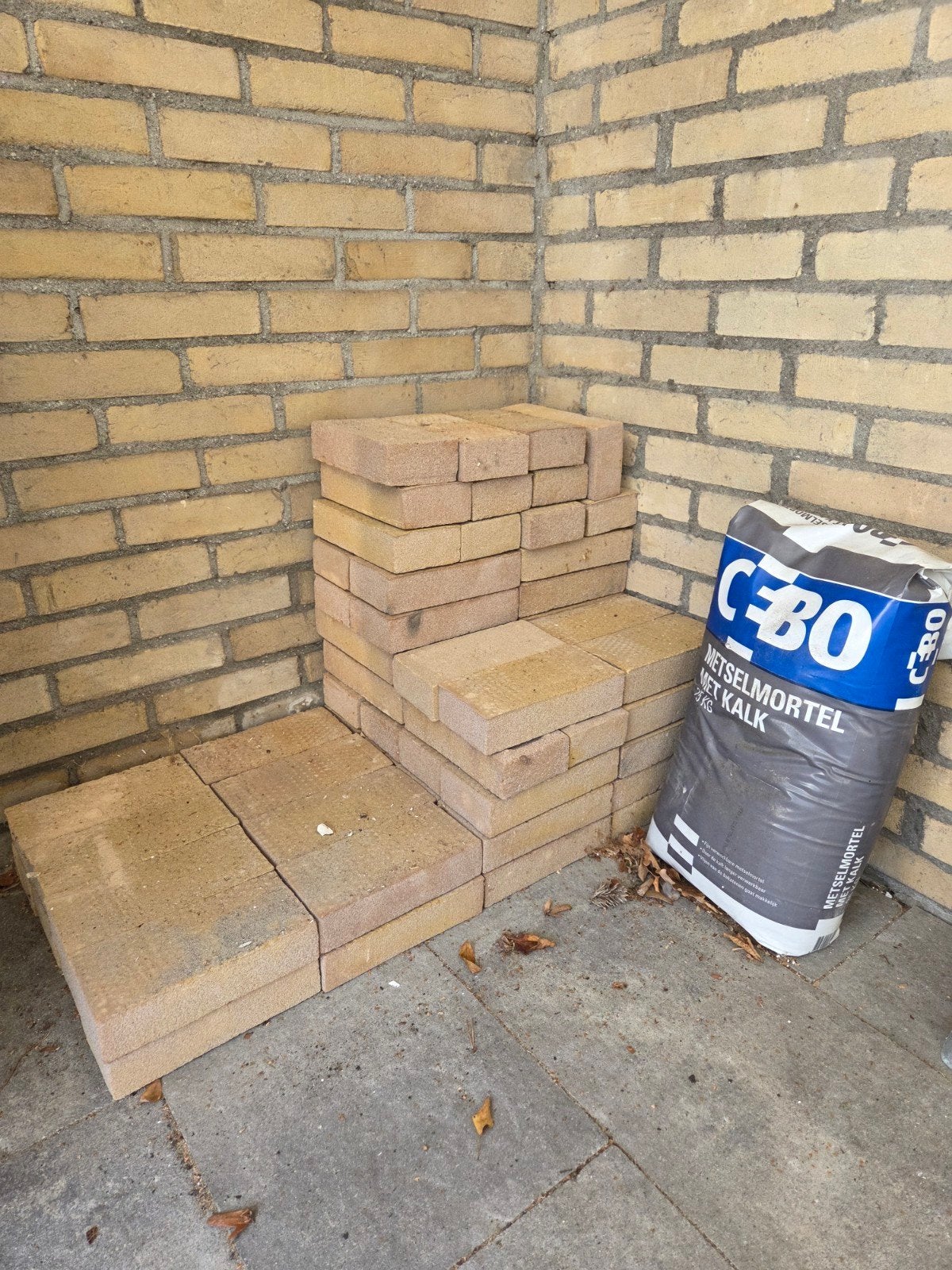 Ongebruikte bakstenen en zak metselmortel, Doe-het-zelf en Verbouw, Ophalen, Gebruikt, Bakstenen
