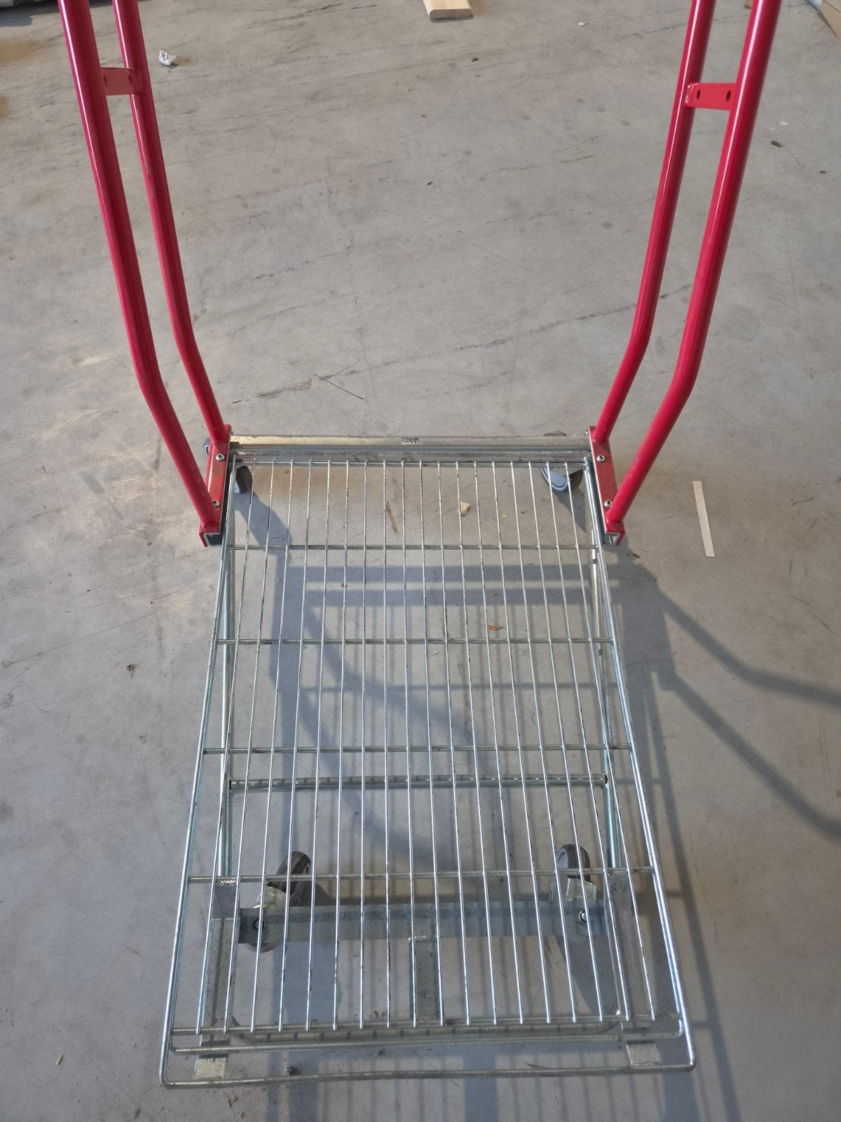 Handige transportkar met rode handvatten, Ophalen