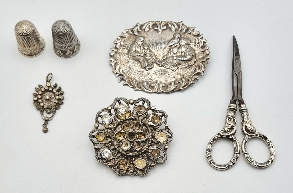 1395. Lot pleet - vingerhoedjes, broche, knoop, hanger, etc., Ophalen