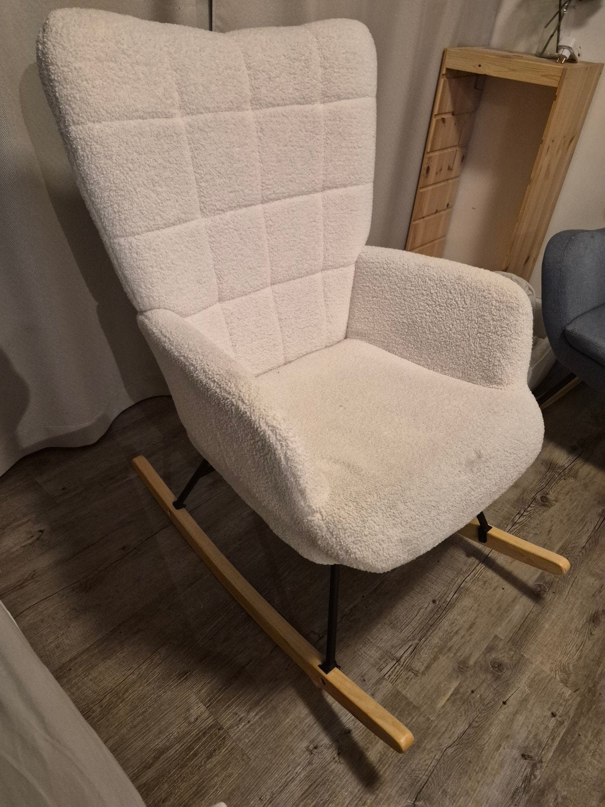 Comfortabele witte schommelstoel van teddy stof, Ophalen, Hout, Modern, Scandinavisch, Wit