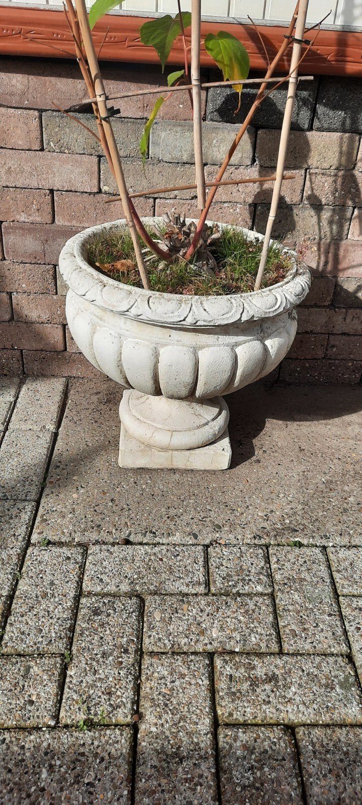 Decoratieve betonnen bloempot voor tuin of balkon, Tuin en Terras, Ophalen, Gebruikt, Minder dan 60 cm, Rond