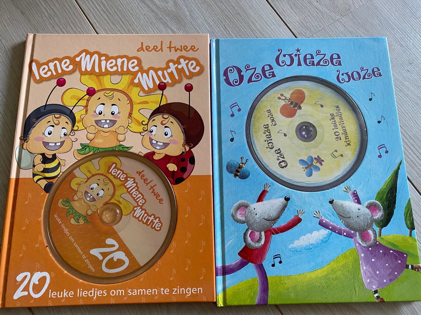 Iene Miene Mutte & Oze Wieze Woze Kinderliedjes CD Boeken, Boeken, Kinderboeken | Jeugd | onder 10 jaar, Zo goed als nieuw, Ophalen of Verzenden