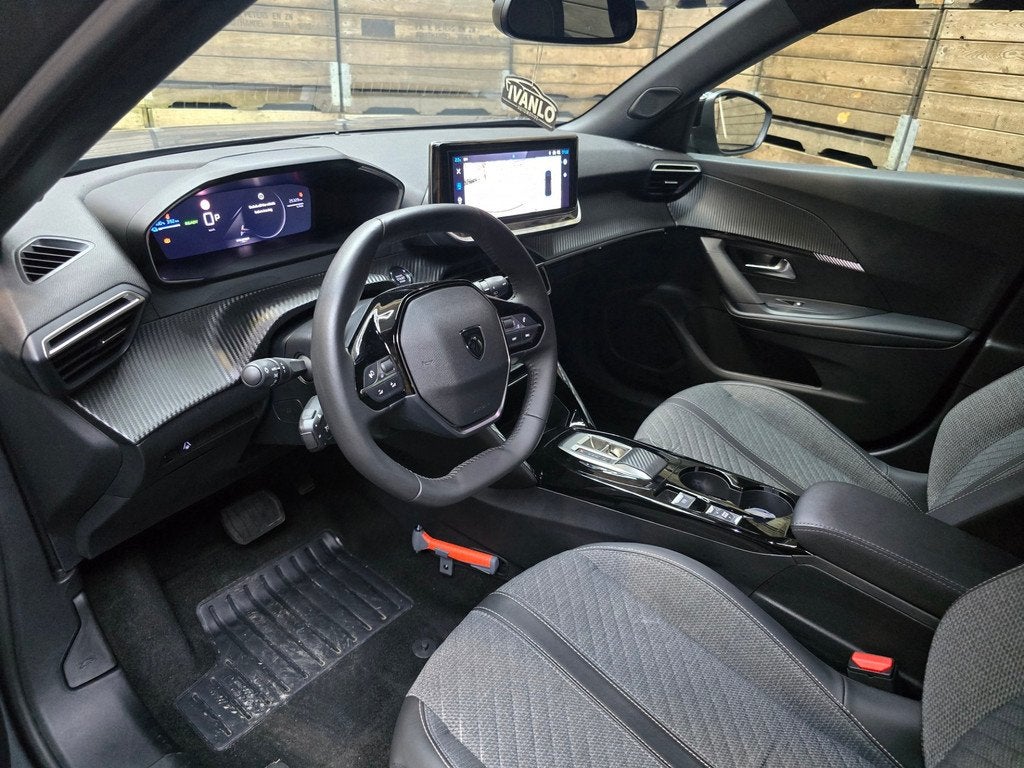 Peugeot E-2008 EV Allure Avantage 54 kWh FL Carplay camera c, Auto's, Peugeot, Stof, Gebruikt, Zwart, 156 pk