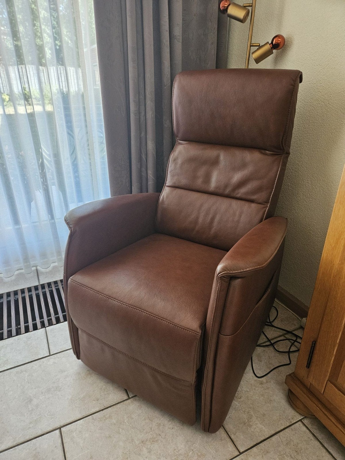 Comfortabele bruine relaxfauteuil met afstandsbediening, Huis en Inrichting, Stoelen, Ophalen, Bruin, Modern, Comfort, Zo goed als nieuw