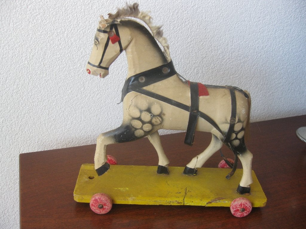 Houten paardje op plankje met wielen., Antiek en Kunst, Antiek | Speelgoed, Ophalen of Verzenden