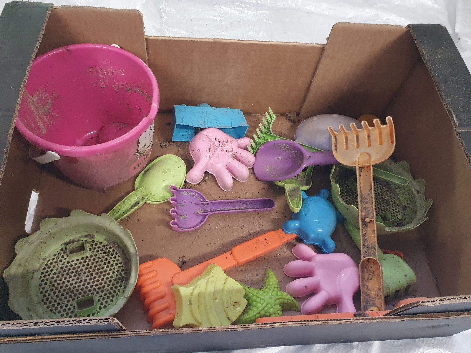 Zandspeelgoed set - emmer, schepjes, harkjes en vormpjes, Kinderen en Baby's, Ophalen, Gebruikt