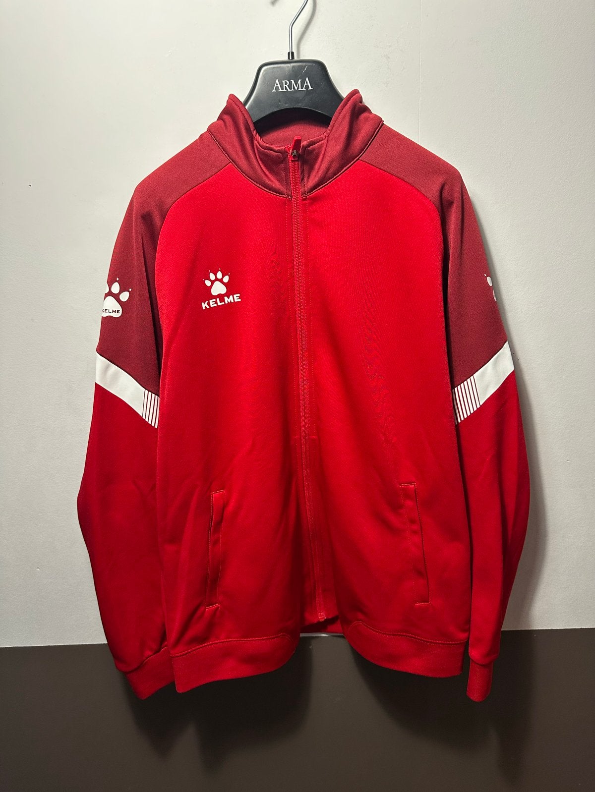 Kelme Trainingsjack Rood - Zo goed als nieuw, Maat 52/54 (L), Ophalen of Verzenden, Zo goed als nieuw, Voetbal