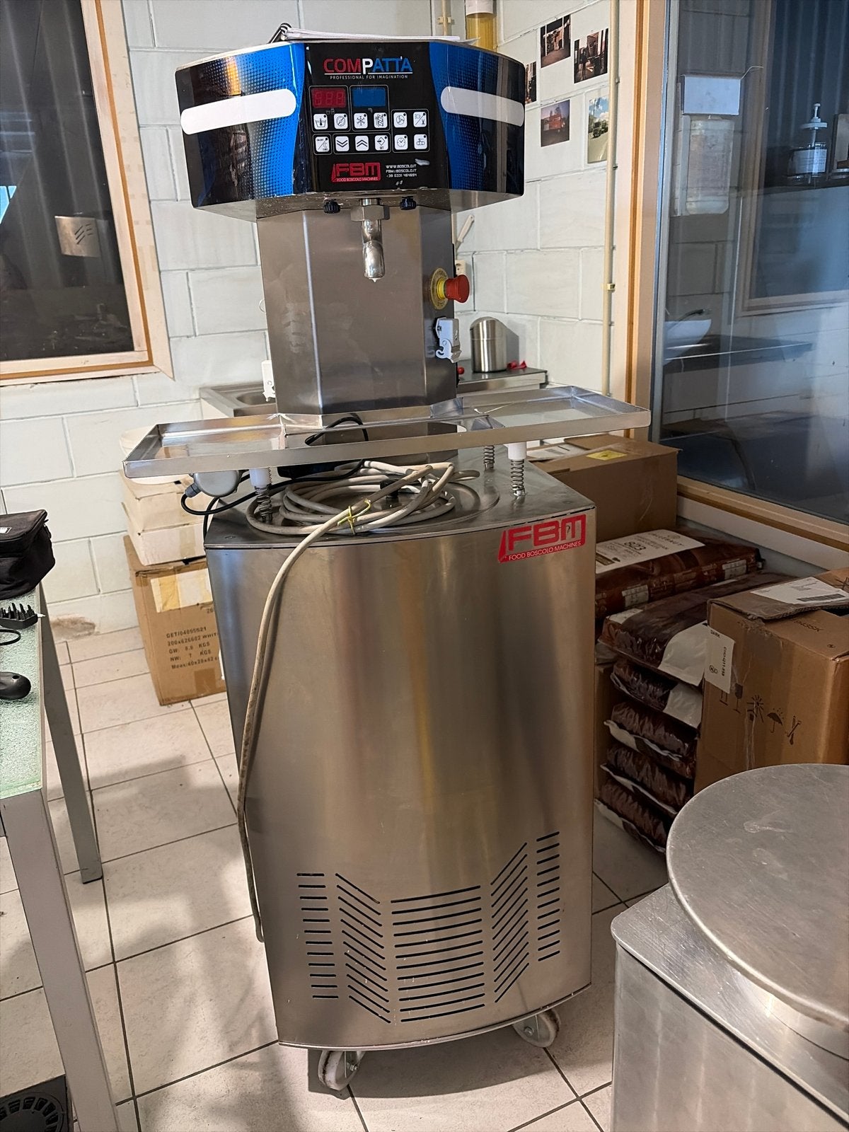 FBM Compatta tempereermachine  en 2 oudere watergekoelde, Ophalen of Verzenden, Gebruikt, Bakkerij en Slagerij
