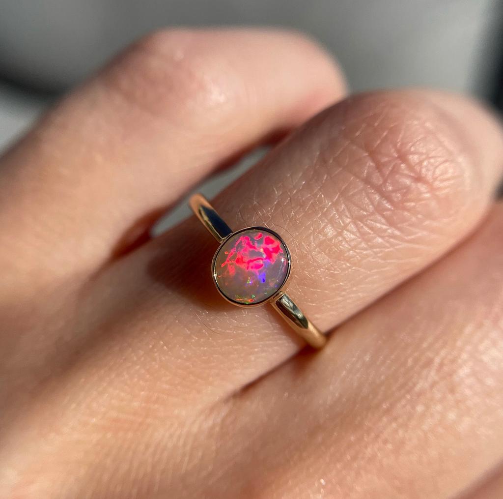 14 karaat gouden ring met solide Australische kristal opaal, Nieuw, Ophalen of Verzenden, Met edelsteen, Dame