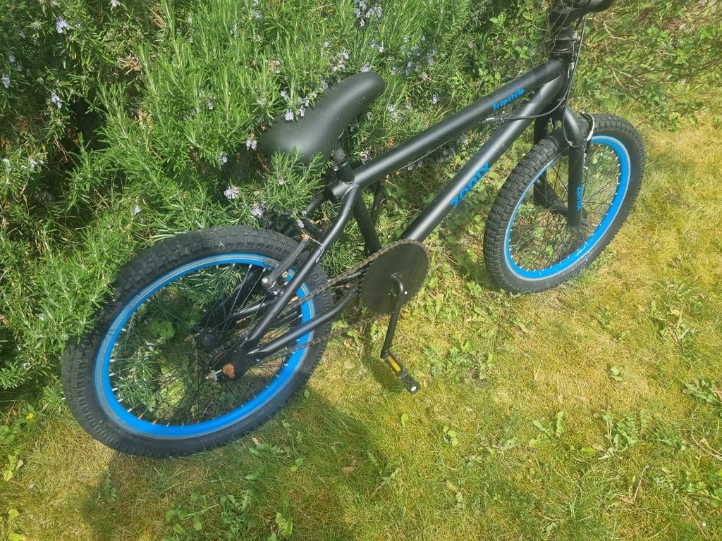 Zwarte Zonix Freestyle fiets met blauwe velgen, Ophalen, Gebruikt, Staal, Velgrem