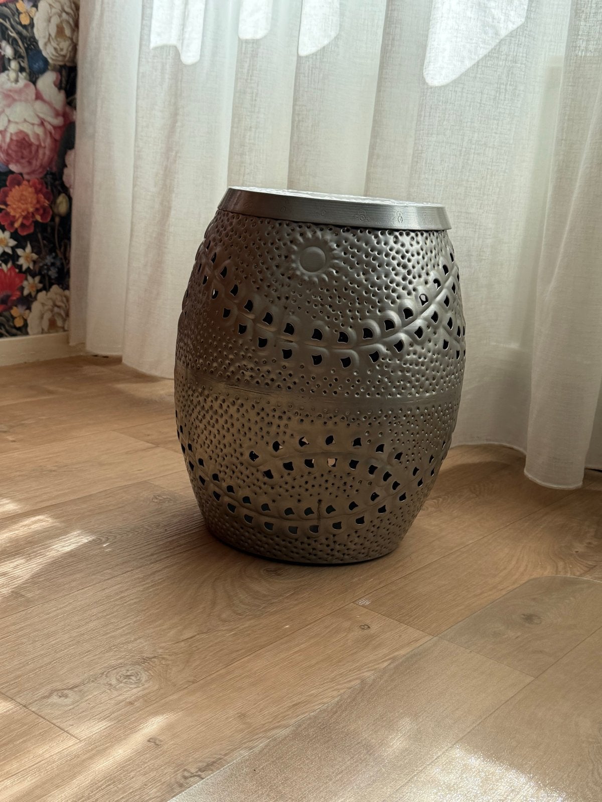Zilverkleurige decoratieve poef/bijzettafel met opbergruimte, Ophalen, Overige stijlen, Zo goed als nieuw, Metaal