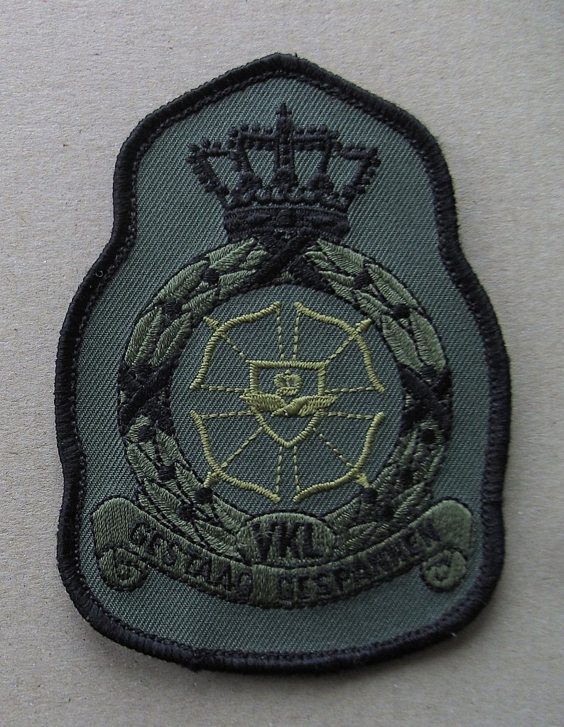 Klu kroonbadge VKL  -  Vliegbasis Volkel, Ophalen of Verzenden, Luchtmacht, Nederland, Embleem of Badge