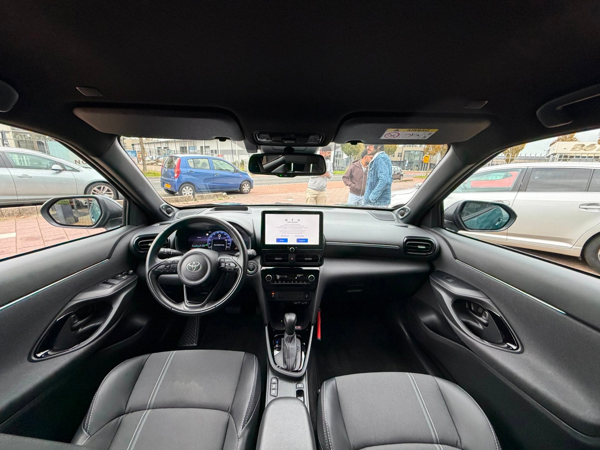 Toyota Yaris Cross 1.5 Hybrid 130 Executive AUT|NAV|DealerOH, Auto's, 1195 kg, Gebruikt, Leder en Stof, Bedrijf