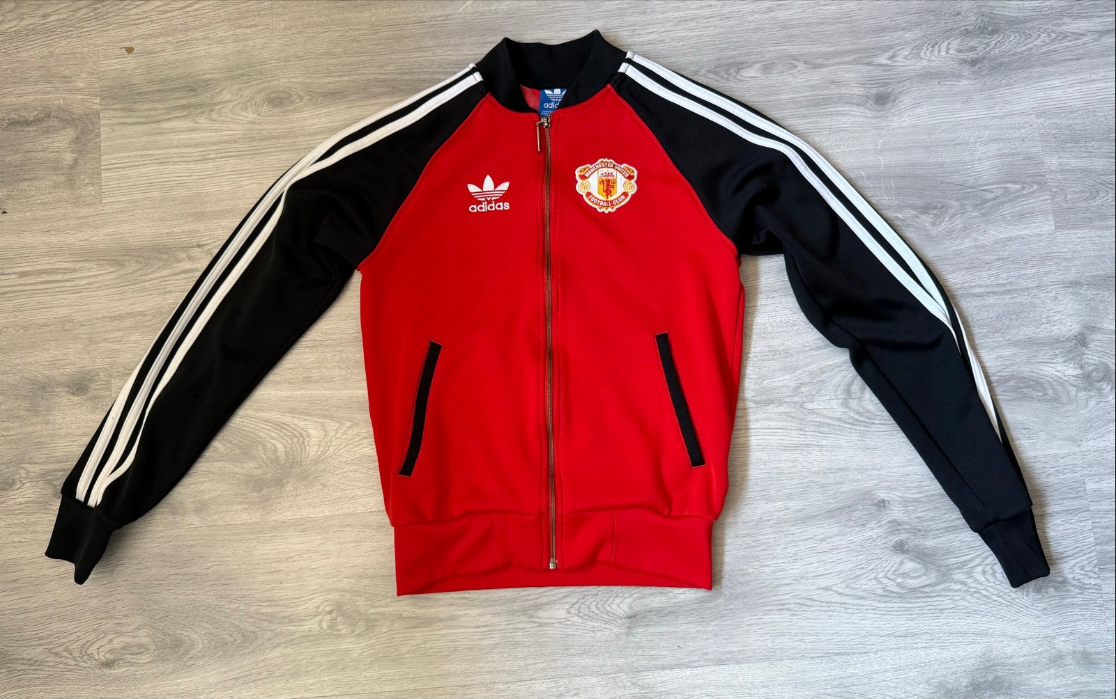 Adidas Manchester United vintage Trainingsjack Rood Zwart XS, Overige typen, Ophalen of Verzenden, Zo goed als nieuw, Maat 34 (XS) of kleiner