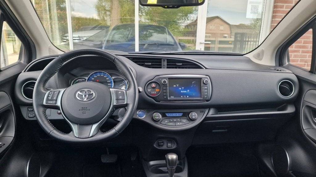 Toyota Yaris 1.5 Hybrid Dynamic, Panorama dak, LM velgen, Auto's, Gebruikt, 4 cilinders, Bedrijf, Hybride Elektrisch/Benzine