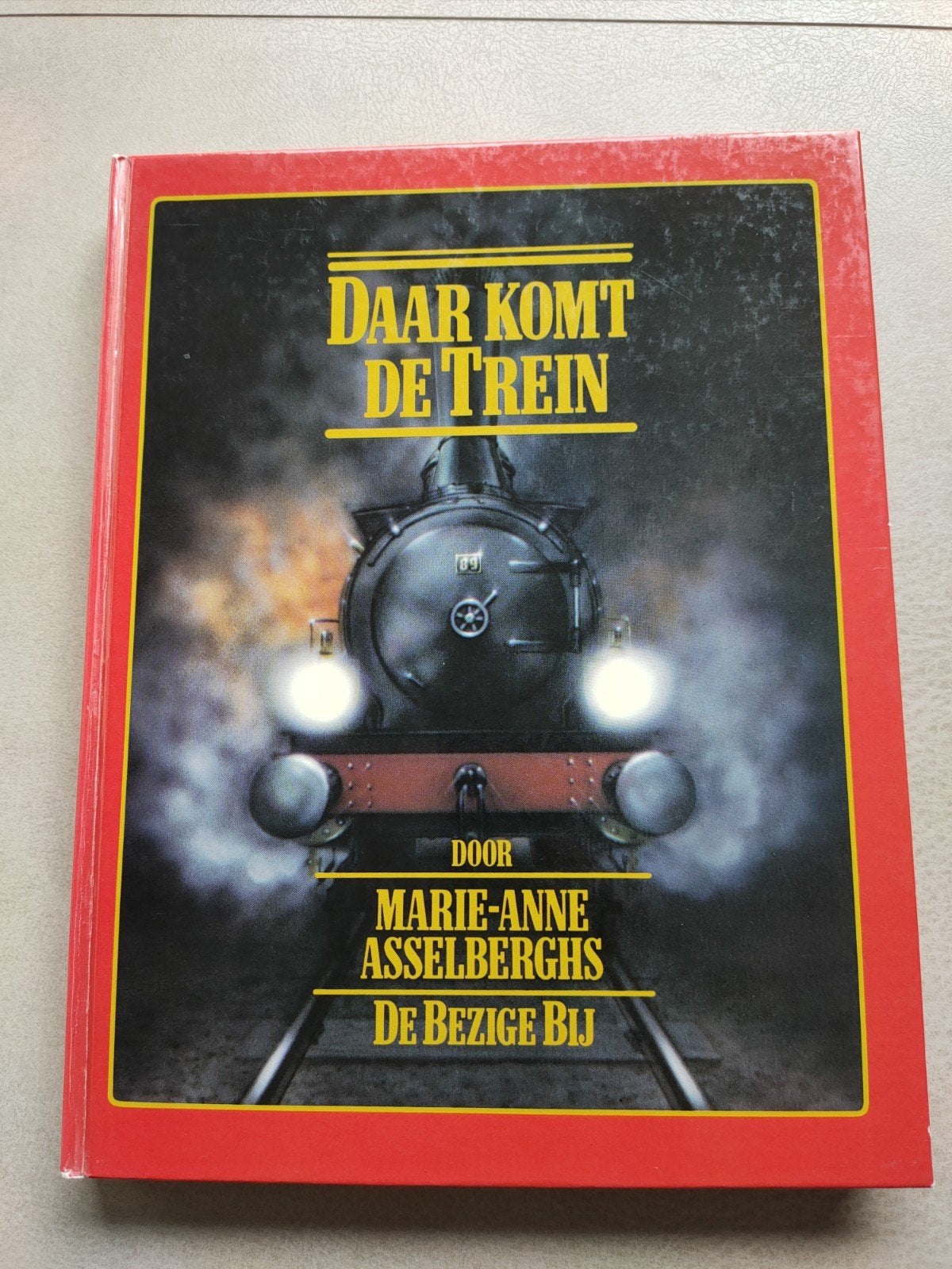 Daar komt de trein - Marie-Anne Asselberghs (Hardcover), Boeken, Ophalen of Verzenden, Zo goed als nieuw, Marie-Anne Asselberghs