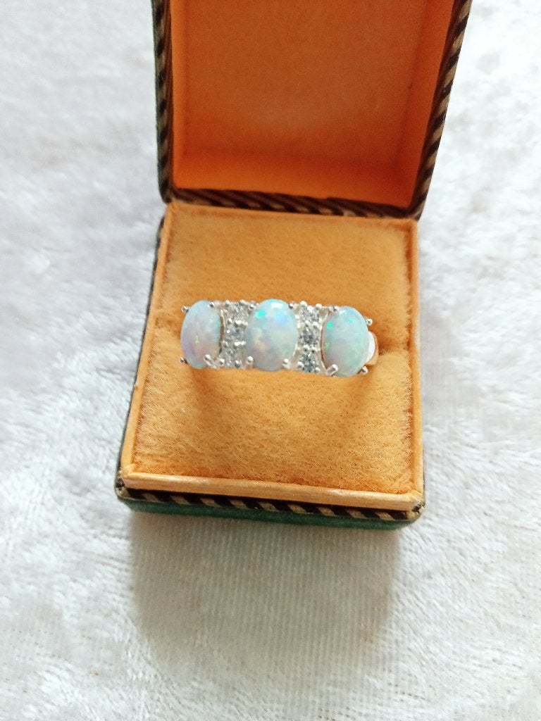 Mooie Zilveren ring met 3 ronde opalen, Verzenden, Zilver, Ring, Met edelsteen