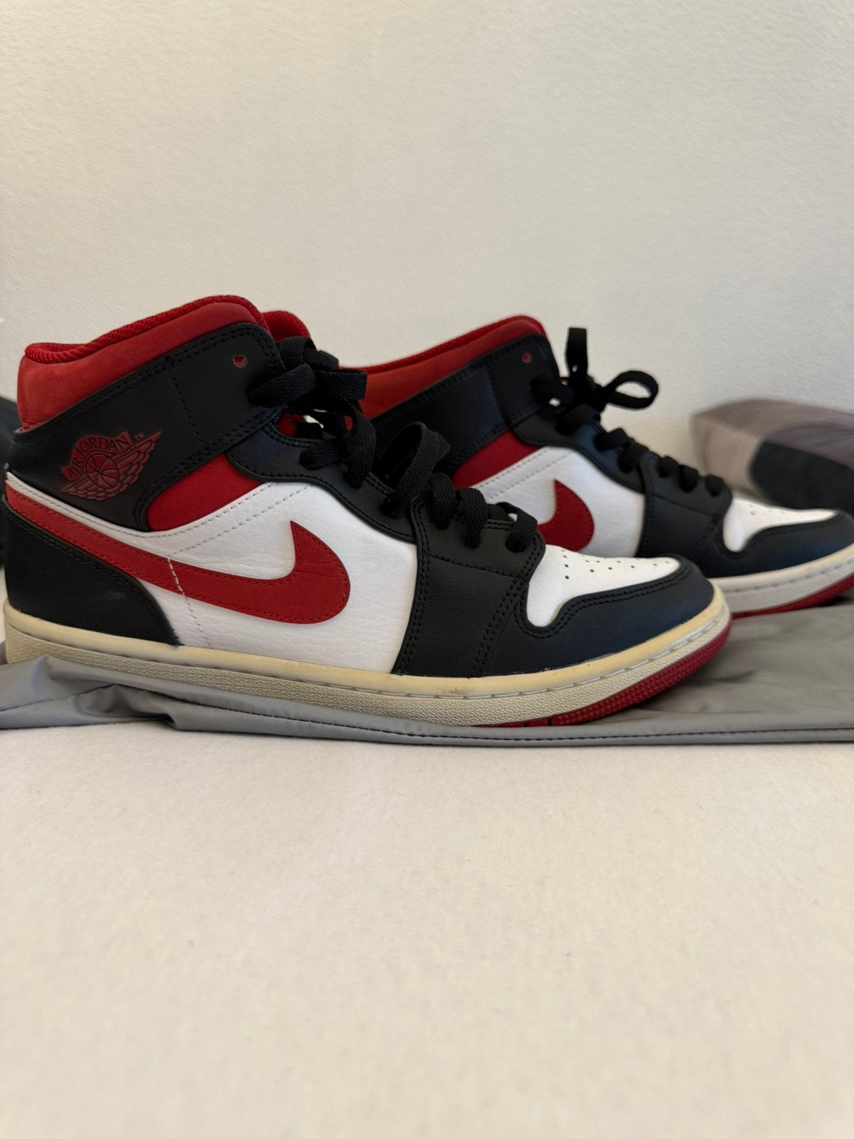 Nike Air Jordan 1 Mid - Zwart, Wit, Rood - Maat 42, Kleding | Heren, Schoenen, Zwart, Nieuw, Ophalen of Verzenden, Sneakers of Gympen
