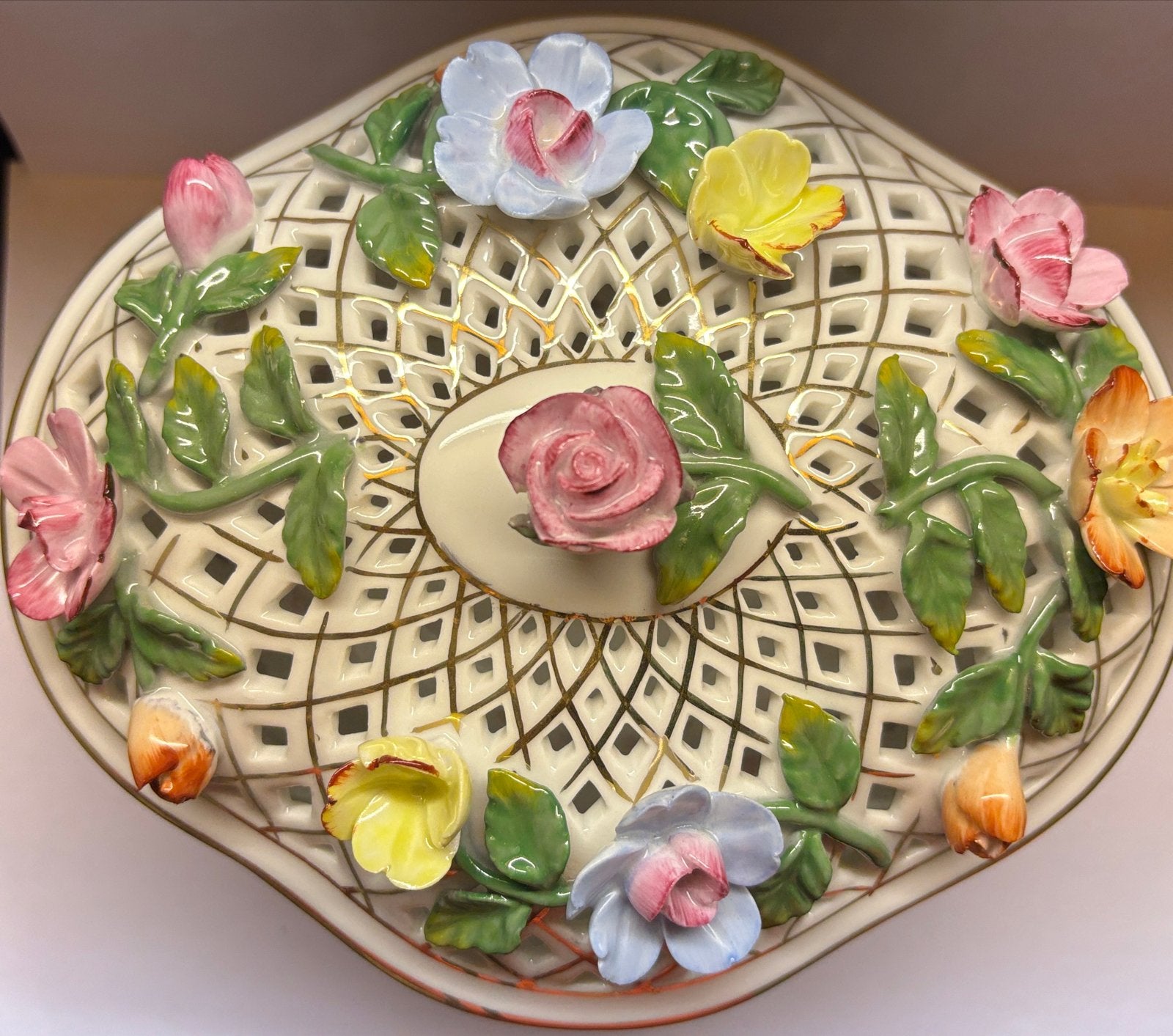 Prachtige Porseleinen doos  met Bloemen, Verzenden