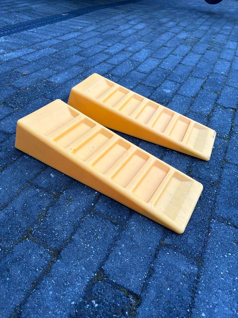 Set van 2 gele oprijblokken / wielkeggen, Ophalen, Zo goed als nieuw