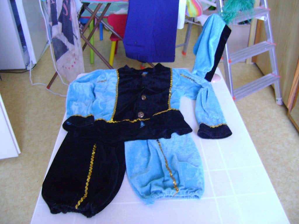 3del velours pietenpak met pet en grote veer mt128 jas broek, Diversen, Sinterklaas, Ophalen of Verzenden, Zo goed als nieuw