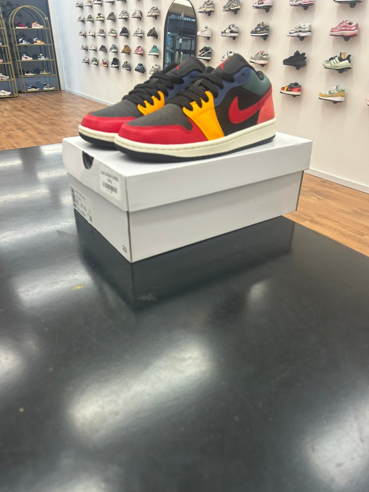 Air Jordan 1 Low SE Black/Fire Red/Taxi – Maat 36,5 – €110, Nieuw, Ophalen of Verzenden, Rood, A