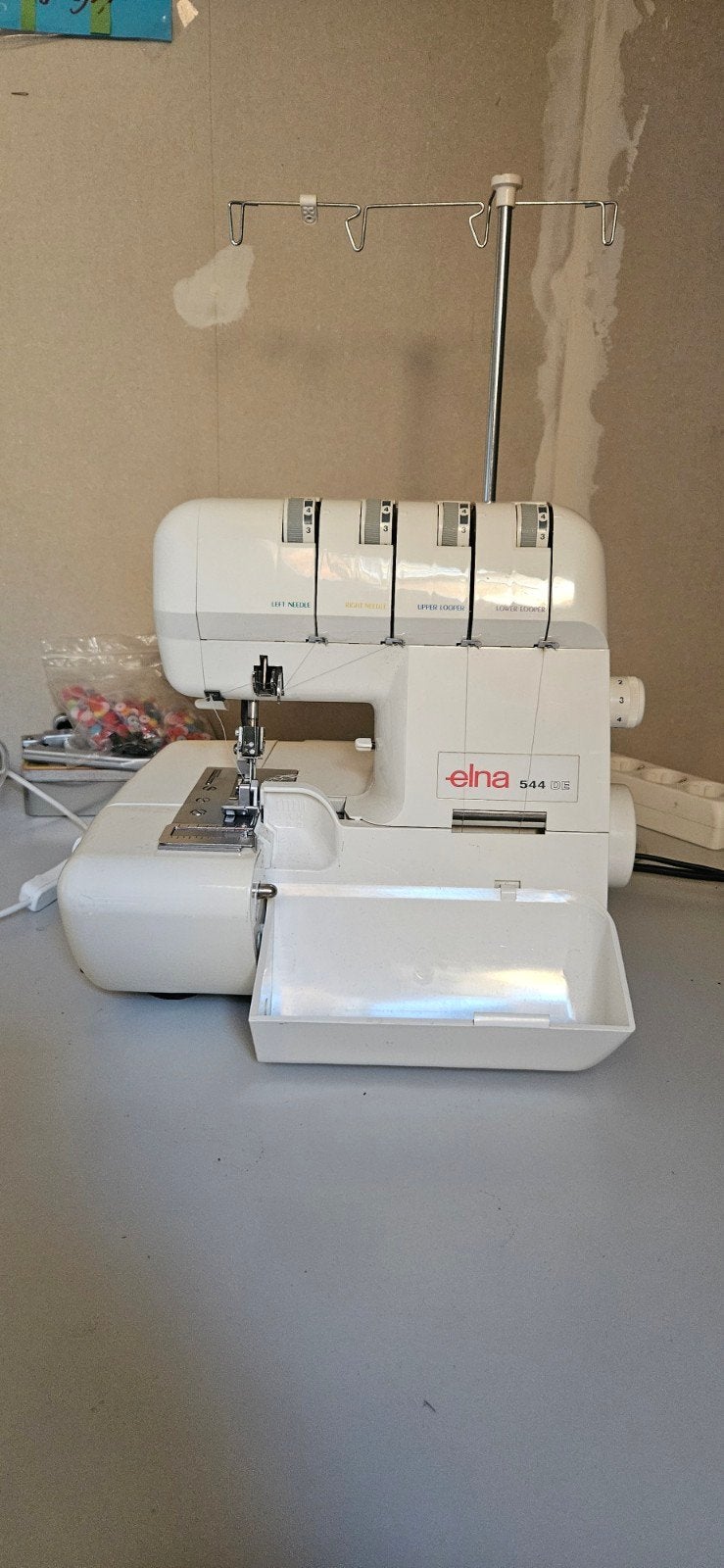 Elna 544DE Lockmachine - Perfect voor al uw naaiprojecten, Hobby en Vrije tijd, Ophalen, Gebruikt, Lockmachine, Overige merken