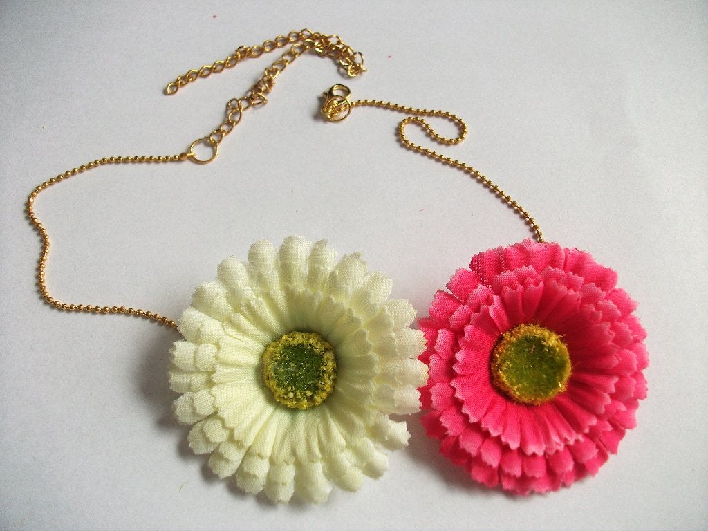 Choker ketting met zijde gerbera bloemen, Ophalen of Verzenden, Nieuw, Goud, Overige materialen