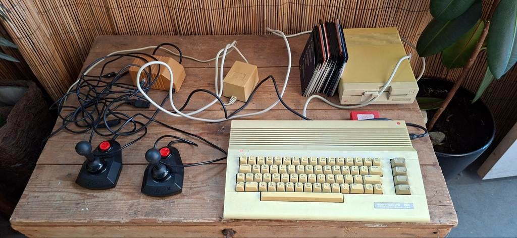 Commodore 64 met diskdrive en joysticks, Ophalen of Verzenden, H, H, H