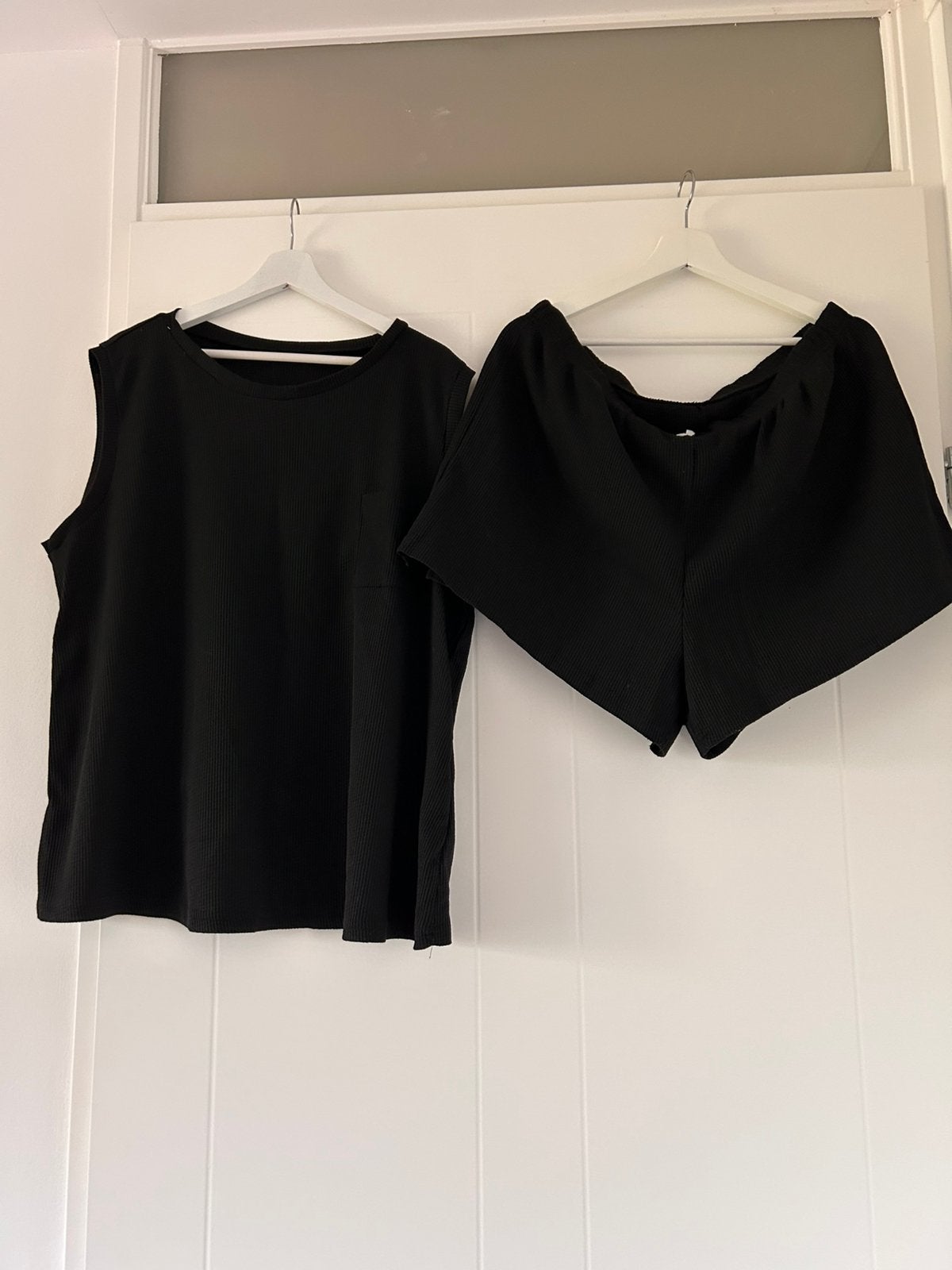Dames t-shirt + korte broek, Kleding | Dames, Ophalen of Verzenden, Zo goed als nieuw, Zwart, Korte mouw