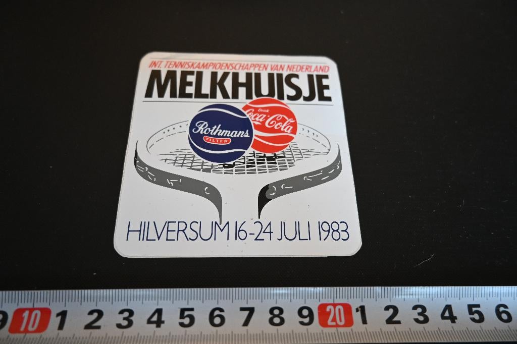 sticker Hilversum 1983 MELKHUISJE Tennis Rothmans Coca Cola, Ophalen, Zo goed als nieuw, Sticker