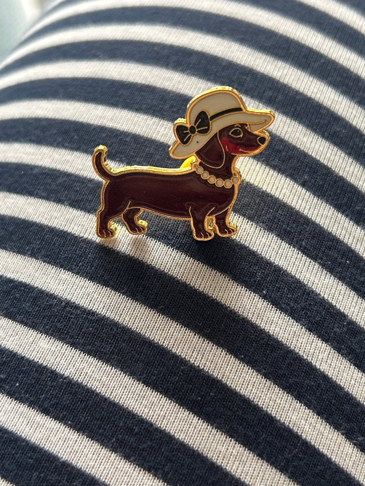 Nieuwe Teckel Pin met Hoedje - Uniek en Stijlvol, Overige materialen, Bruin, Minder dan 4 cm, Nieuw