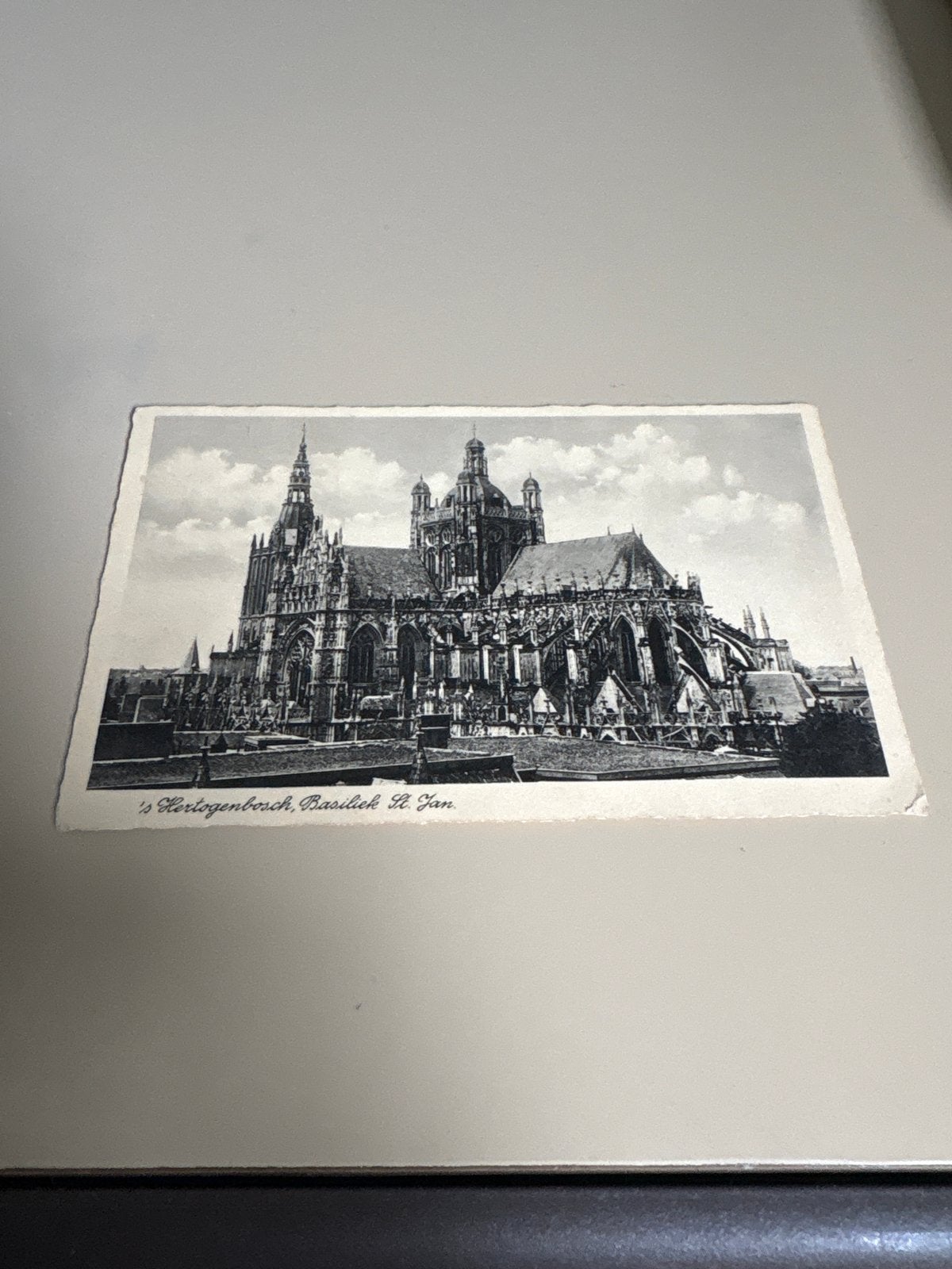 Oude ansichtkaart Den Bosch, Basiliek St. Jan, gestempeld 19, Ophalen of Verzenden, 1940 tot 1960, Gelopen, Noord-Brabant