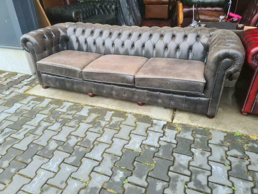 XL Chesterfield Engelse bank grijs + GRATIS BEZORGD, Gebruikt, Chesterfield, Leer, Ophalen of Verzenden