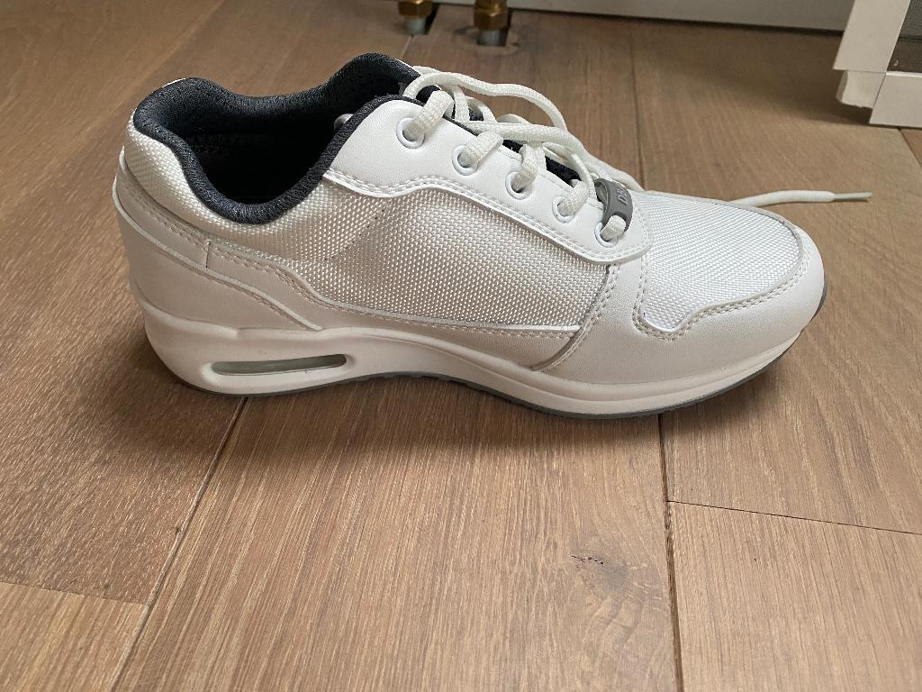 Sneaker/ werkschoen, Wit, Nieuw, Ophalen of Verzenden, Sneakers of Gympen