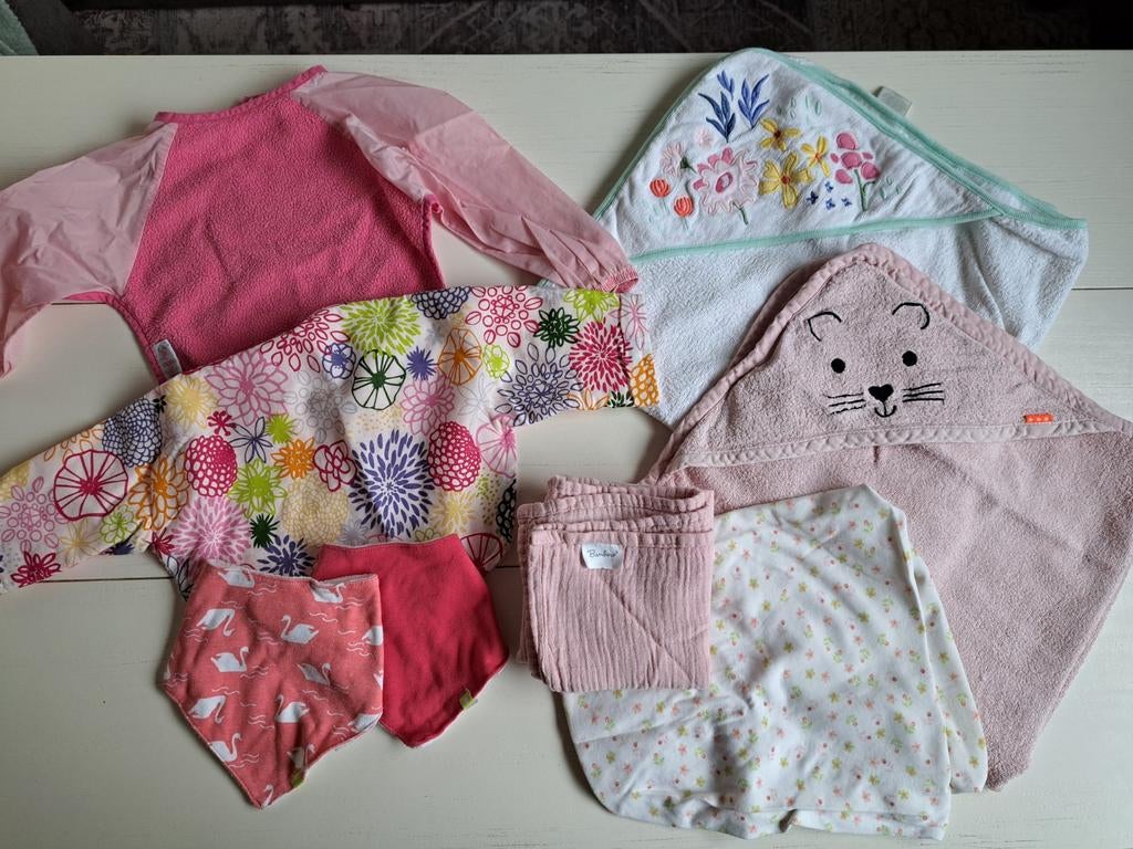 Baby uitzet setje badcape, hoeslaken en slabbers (8 stuks), Ophalen of Verzenden, Zo goed als nieuw, Overige typen