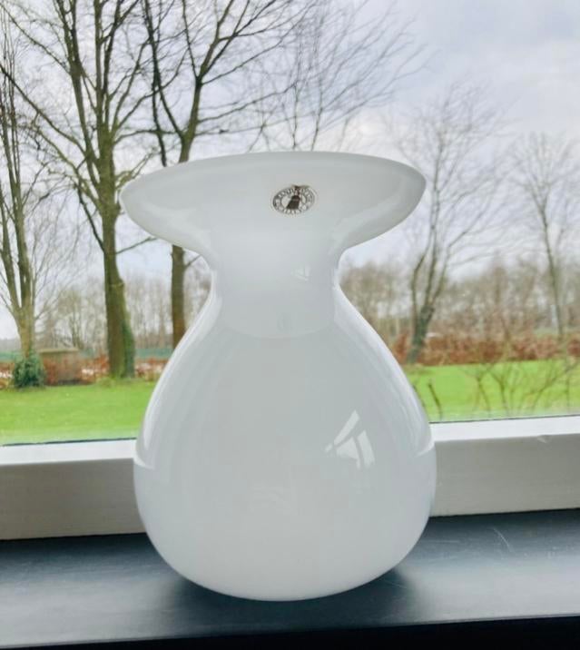 Elegante witte IKEA glazen vaas, Ophalen, 50 tot 75 cm, Wit, Glas